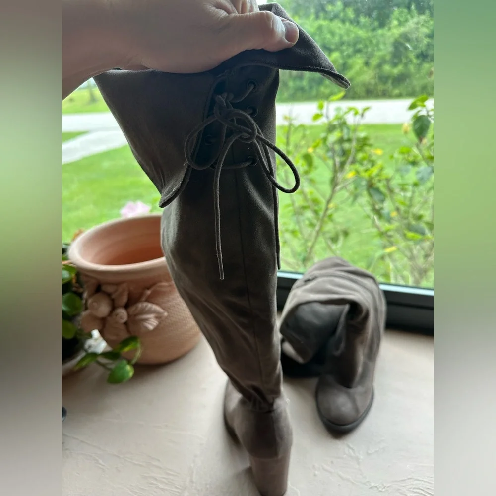 SO Stylish Women's Knee-High Boots Gray Faux Suede Flirty Sexy Size 8.5